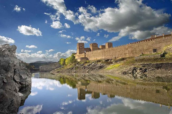 Se trata de los municipios de Manzanares El Real, Patones, San Martín de Valdeiglesias, Torrelaguna, Villarejo de Salvanés, Buitrago del Lozoya, Chinchón, Colmenar de Oreja, Navalcarnero, Nuevo Baztán y Rascafría.