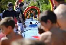 La cuesta de Gilitos acoge el tobogán acuático gigante de Ferias