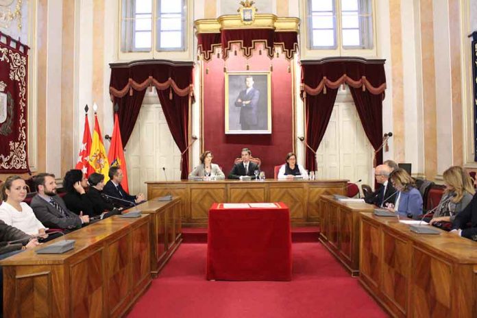 la-secretaria-de-estado-de-turismo-entrega-al-alcalde-los-diplomas-de-fiestas-de-interes-turistico-nacional-a-la-semana-cervantina-y-el-don-juan-en-alcala la-secretaria-de-estado-de-turismo-entrega-al-alcalde-los-diplomas-de-fiestas-de-interes-turistico-nacional-a-la-semana-cervantina-y-el-don-juan-en-alcala