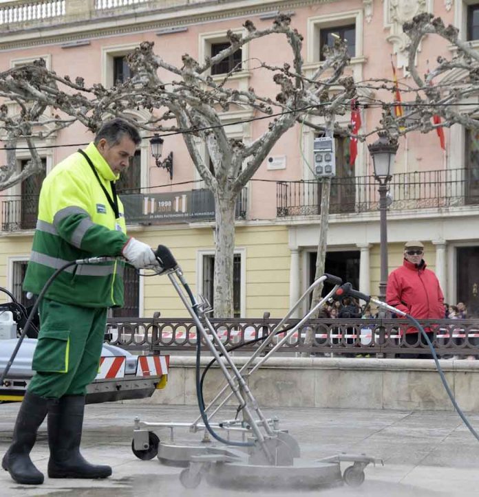 el-ayuntamiento-pone-en-marcha-un-plan-para-limpiar-110-000-metros-cuadrados-de-aceras-en-los-barrios-de-alcala