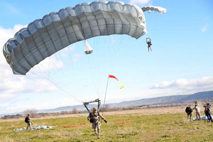 el-ejercito-del-aire-conmemora-el-70o-aniversario-del-primer-salto-paracaidista-en-alcala